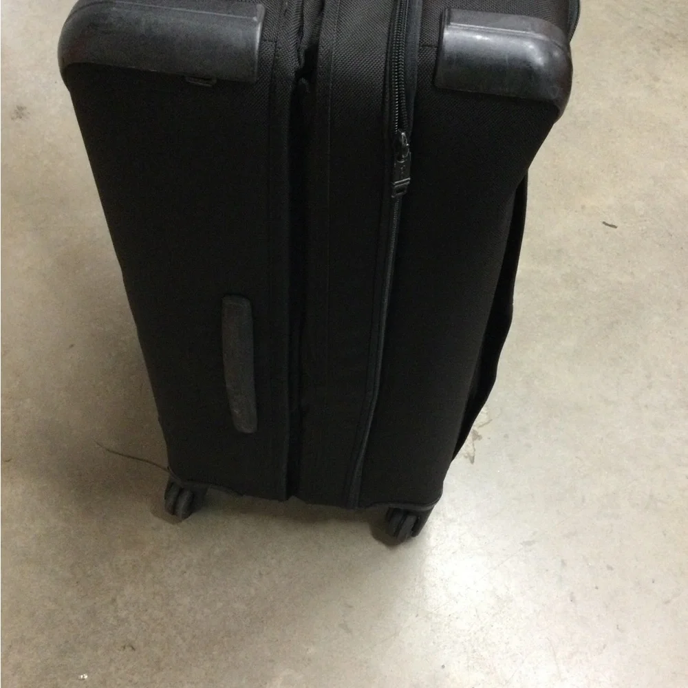 Classic Black Rolling Travel Suitcase - Unbranded